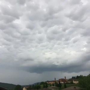 O significado de Cielo a pecorelle, acqua a catinelle explicado