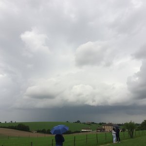 Que signifie Cielo a pecorelle, acqua a catinelle ?