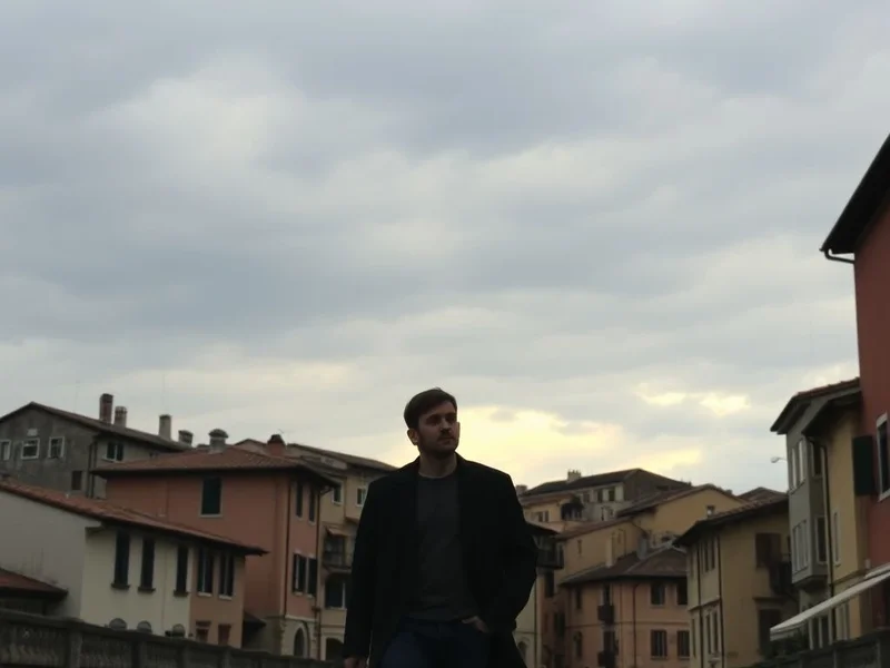 Что означает Vivere sotto una nuvola